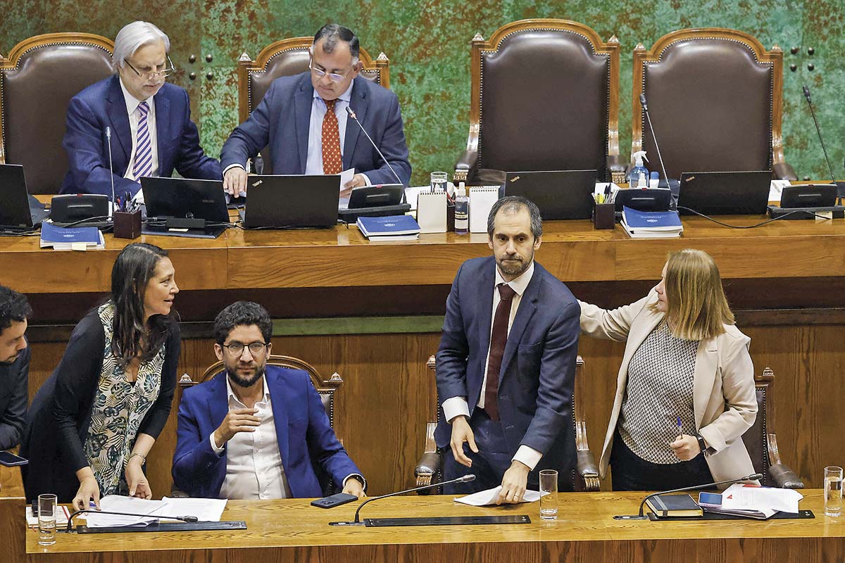 <p>Los ministros de Hacienda, Trabajo y Segpres durante la discusión del texto en la Cámara en el tercer trámite. (Foto: Aton Chile)</p>