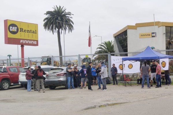 <p>Huelga de Finning: paralización y bloqueos provocan retrasos en turnos de Escondida y complican despacho de repuestos para la industria minera</p>