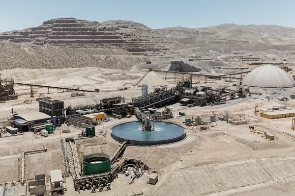 <p>Mantoverde entra en fase crítica: minera dice que operaría solo por 24 horas si huelguistas no liberan suministro de agua</p>