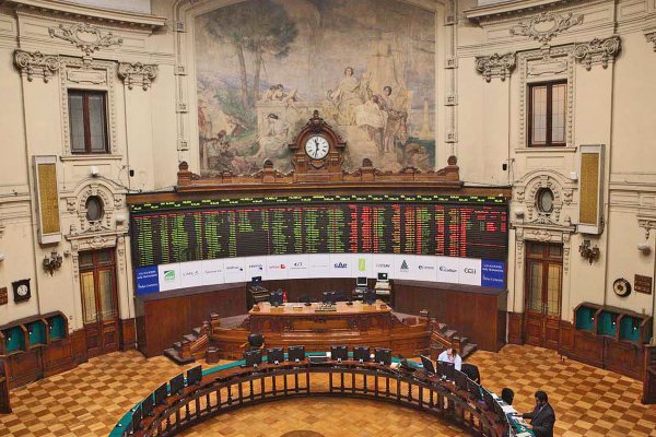 <p>Bolsa chilena sube levemente y el IPSA se afirma sobre marca récord de 11.500 puntos en los primeros negocios</p>