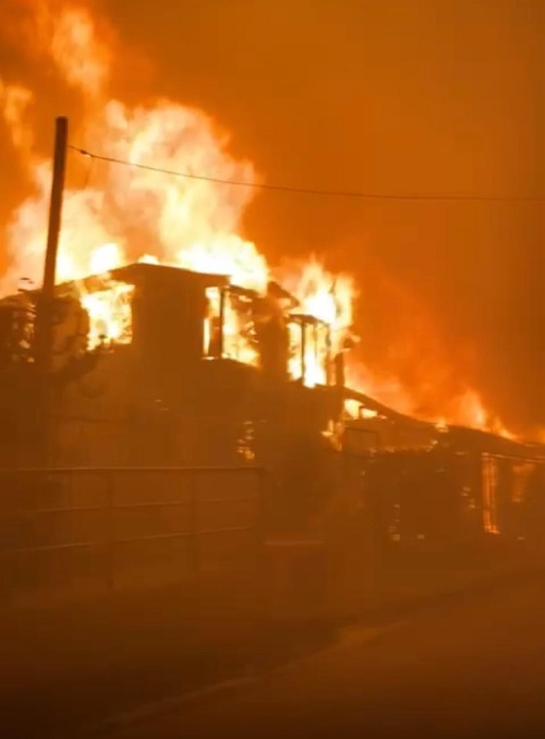 Casa ardiendo de la población GeoChile, foto tomada por el Comandante
