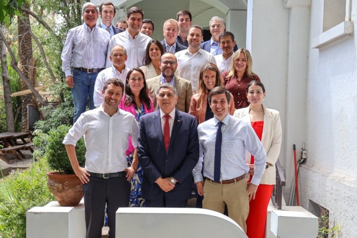 <p>Claudio Alvarado se reúne con dirigentes de la UDI para abordar desafíos del futuro Gobierno</p>