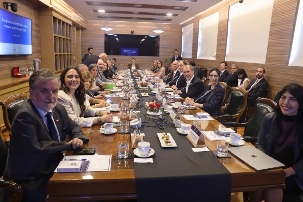 <p>Contralora entrega "líneas rojas" en materia de probidad a gabinete de Kast y nómina de subsecretarios quedaría para la próxima semana</p>