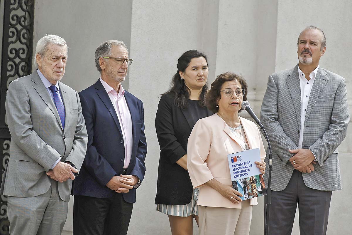 <p>La ministra de Minería, Aurora Williams, tras presentar el documento oficial al Presidente. Foto: Aton.</p>