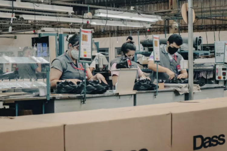 <p>Fábrica de Nike y Adidas en Argetina reduce a menos de la mitad su personal</p>