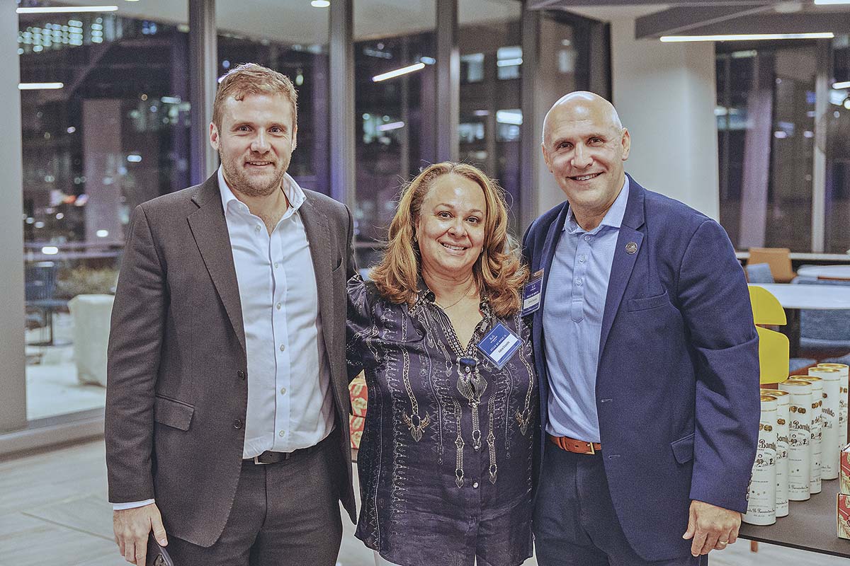 <p>Francisco Mariscal (izquierda) y con los socios de Angeles Ventures, Adela Cepeda y David Olivencia.</p>