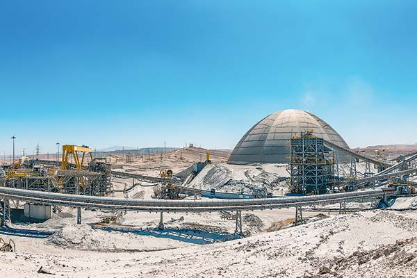 <p>Producción de cobre de Antofagasta Minerals cae 1,6% en 2025, pero la de oro y molibdeno se disparan a dos dígitos</p>