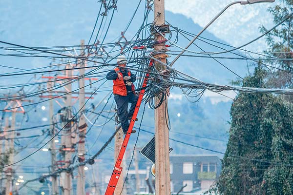 <p>Empresas eléctricas recurren al Tribunal Constitucional por nueva exigencia de atención al cliente incluida en reajuste 2026</p>