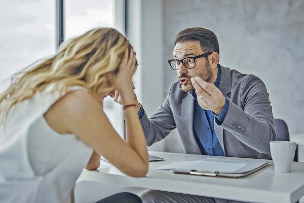 La ley busca erradicar el acoso y la violencia en el mundo laboral.