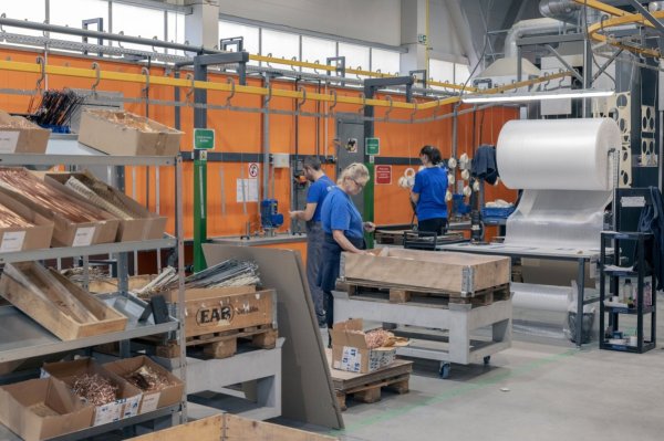 <p>La producción industrial se contrajo en diciembre en Chile, pero el comercio continuó su senda alcista</p>