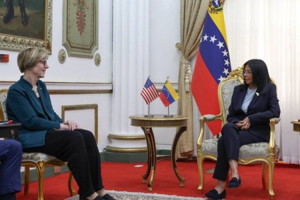<p>Presidenta encargada de Venezuela se reúne con enviada de EEUU</p>