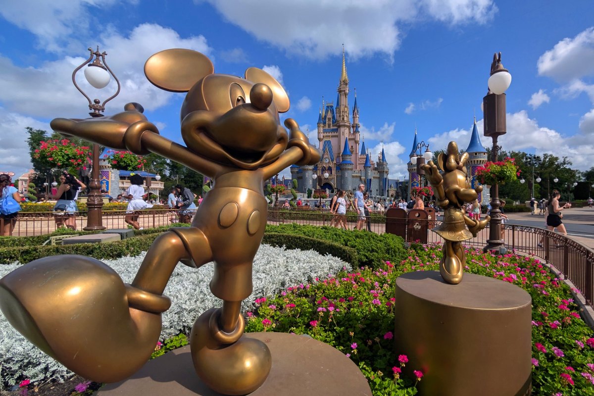 <p>Disney anuncia que el director de parques, Josh D'Amaro, sucederá a Bob Iger como CEO</p>