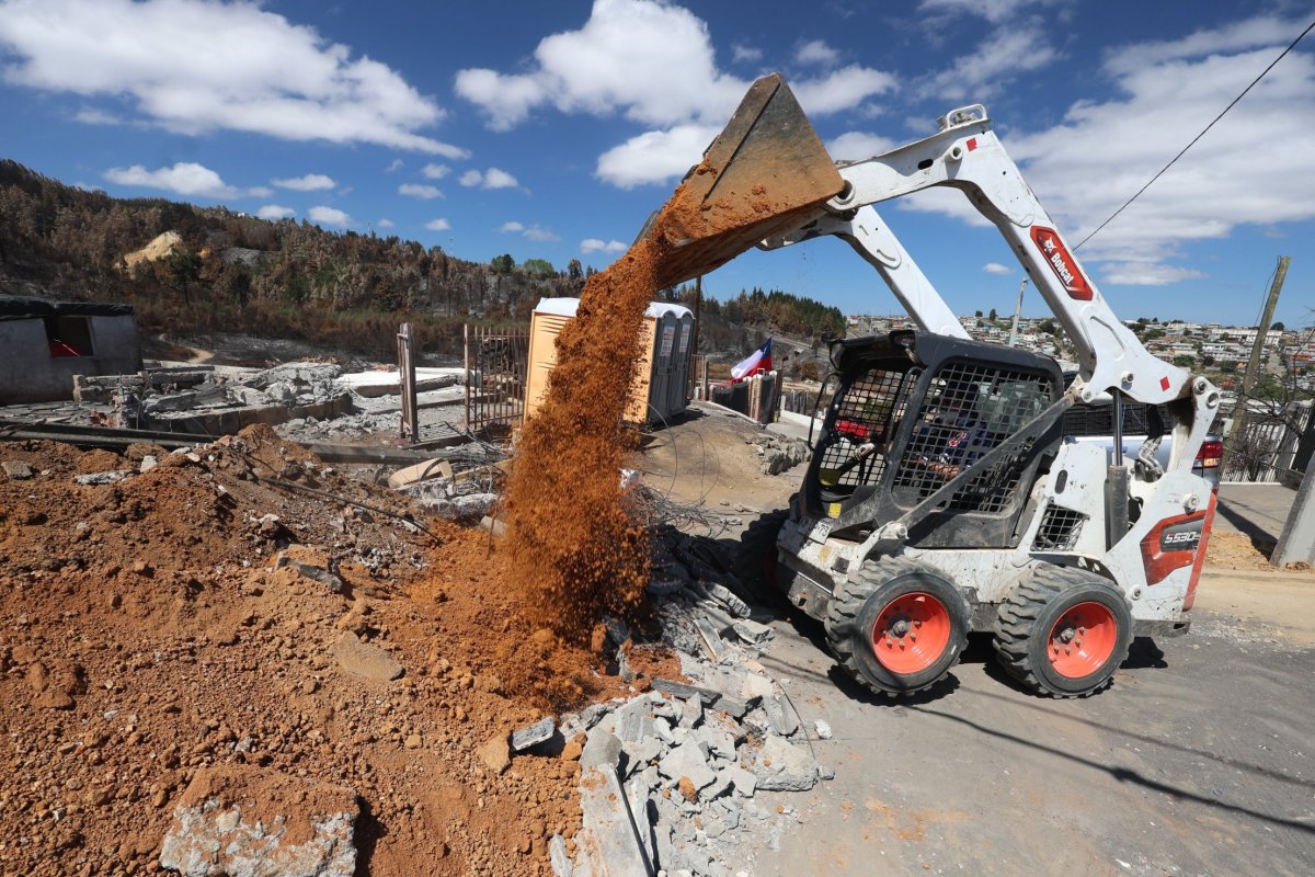 <p>Una montaña de escombros: avanzan trabajos para remover las 50 mil toneladas de residuos que dejaron los incendios en Biobío y Ñuble</p>