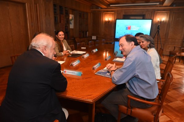 Reconstrucción post incendios marca primer encuentro entre Iván Poduje y ministro Carlos Montes