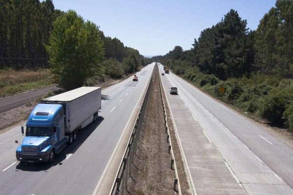 <p>Sienta precedente para concesionarias: tribunal falla a favor de usuario de autopista y establece millonaria multa por colisión con objeto en calzada</p>