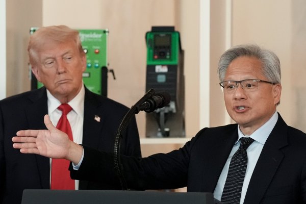 <p>En diciembre, el director ejecutivo de Nvidia, Jensen Huang (derecha), negoció un acuerdo con el Presidente Donald Trump. Foto: Bloomberg</p>