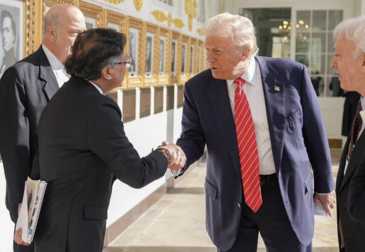 <p>Los regalos que se entregaron los Presidentes Petro y Trump en la reunión en Washington</p>