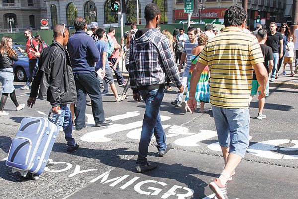 Los bolivianos se llevan la peor parte: hay más pobreza entre migrantes que chilenos en el país y reciben menos ayudas monetarias