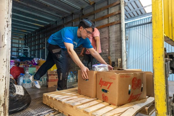 <p>Más de 300 toneladas de ayuda ha recibido centro de acopio en planta de Camanchaca en Talcahuano</p>