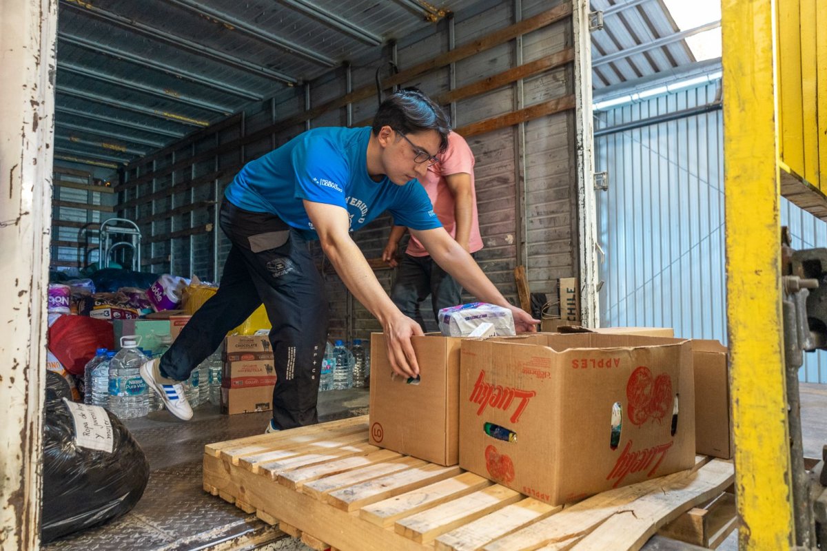<p>Más de 300 toneladas de ayuda ha recibido centro de acopio en planta de Camanchaca en Talcahuano</p>