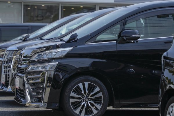 <p>Toyota cambia de CEO y Stellantis golpea al mercado con ajuste por más de US$ 26 mil millones</p>