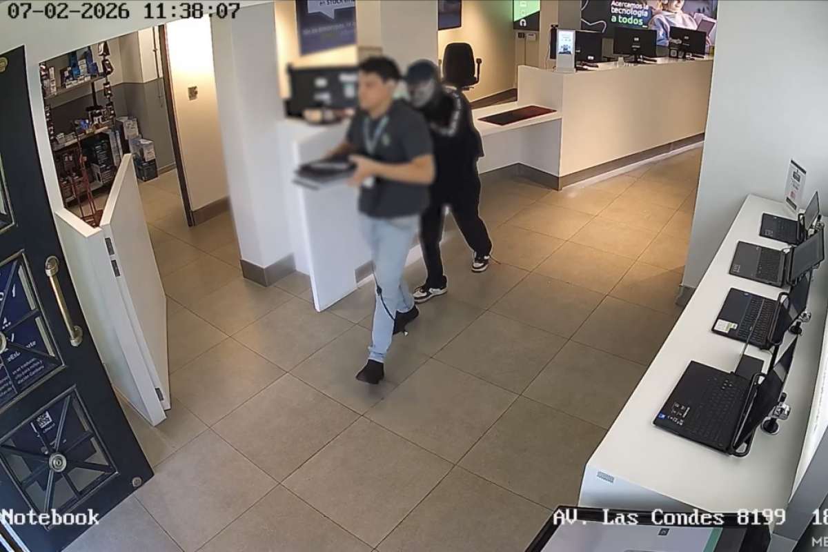<p>Ahora en DF | Así fue el robo a la tienda PC Factory en Las Condes: un trabajador resultó herido</p>