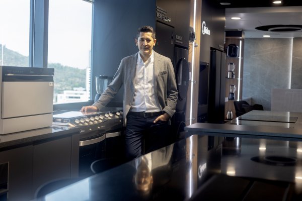 <p>El gerente general de Midea Carrier Chile, Luis Fabio. Foto: Verónica Ortiz.</p>