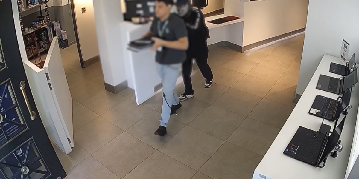<p>Ahora en DF | Así fue el robo a la tienda PC Factory en Las Condes: un trabajador resultó herido</p>