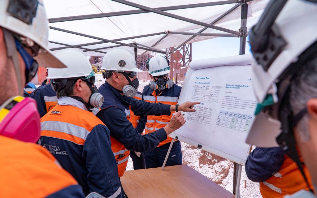 <p>Minera del grupo Luksic reduce en 40% las emisiones de polvo con sistema de control ambiental</p>