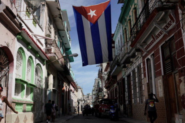 <p>Vuelos cancelados, feria del libro suspendida y calendario deportivo ajustado: las consecuencias de la crisis de combustible en Cuba</p>