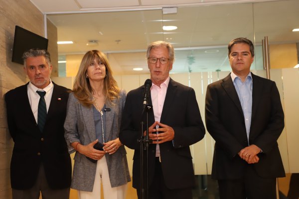 <p>Biministro Álvaro García con la próxima titular de Energía, Ximena Rincón, secundados por el actual subsecretario Luis Felipe Ramos y el próximo, Hugo Briones. Foto: Julio Castro</p>