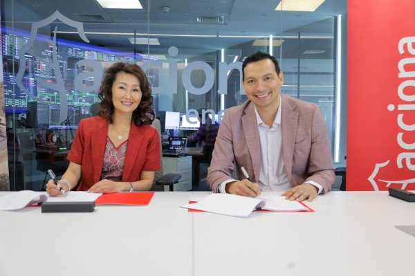 <p>Sabrina Xia, Head de CATL Chile, junto a Jaime Toledo, director general de Acciona Energía para Sudamérica.</p>