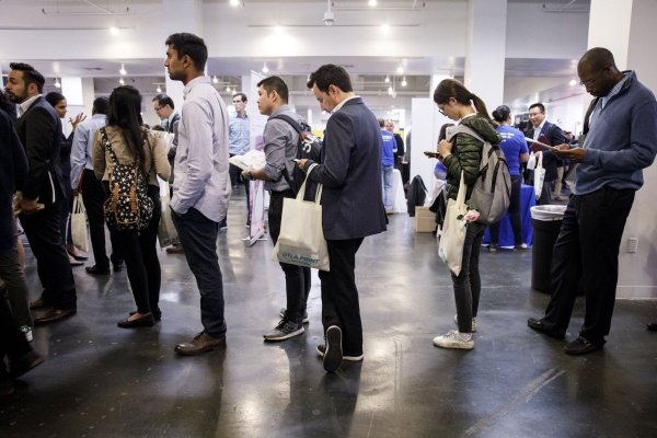 <p>Empleo en Estados Unidos sorprende al alza: crecen nóminas y baja el desempleo</p>