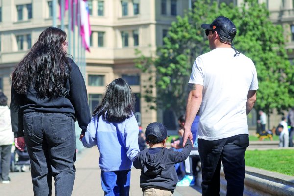 La pobreza castiga la niñez en Chile: hogares con menores están al debe en subsidios y expertos proponen reforzar ayudas