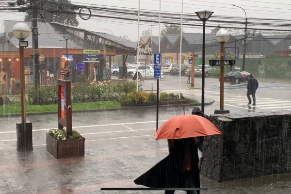 <p>Temporal en Pucón mantiene a 9 mil clientes de CGE sin suministro eléctrico tras vientos de 80 km/h</p>