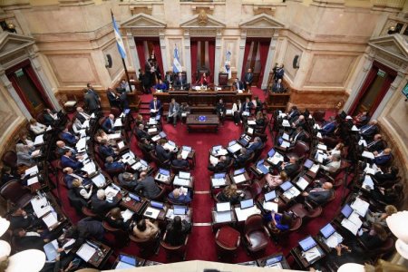 Congreso argentino debate reforma laboral de Milei en medio de protestas y últimas modificaciones