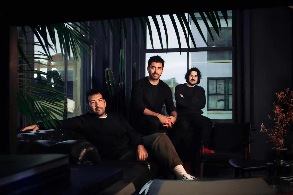 <p>Alejandro Matamala, Cristóbal Valenzuela y griego Anastasis Germandinis, fundadores de Runway.</p>