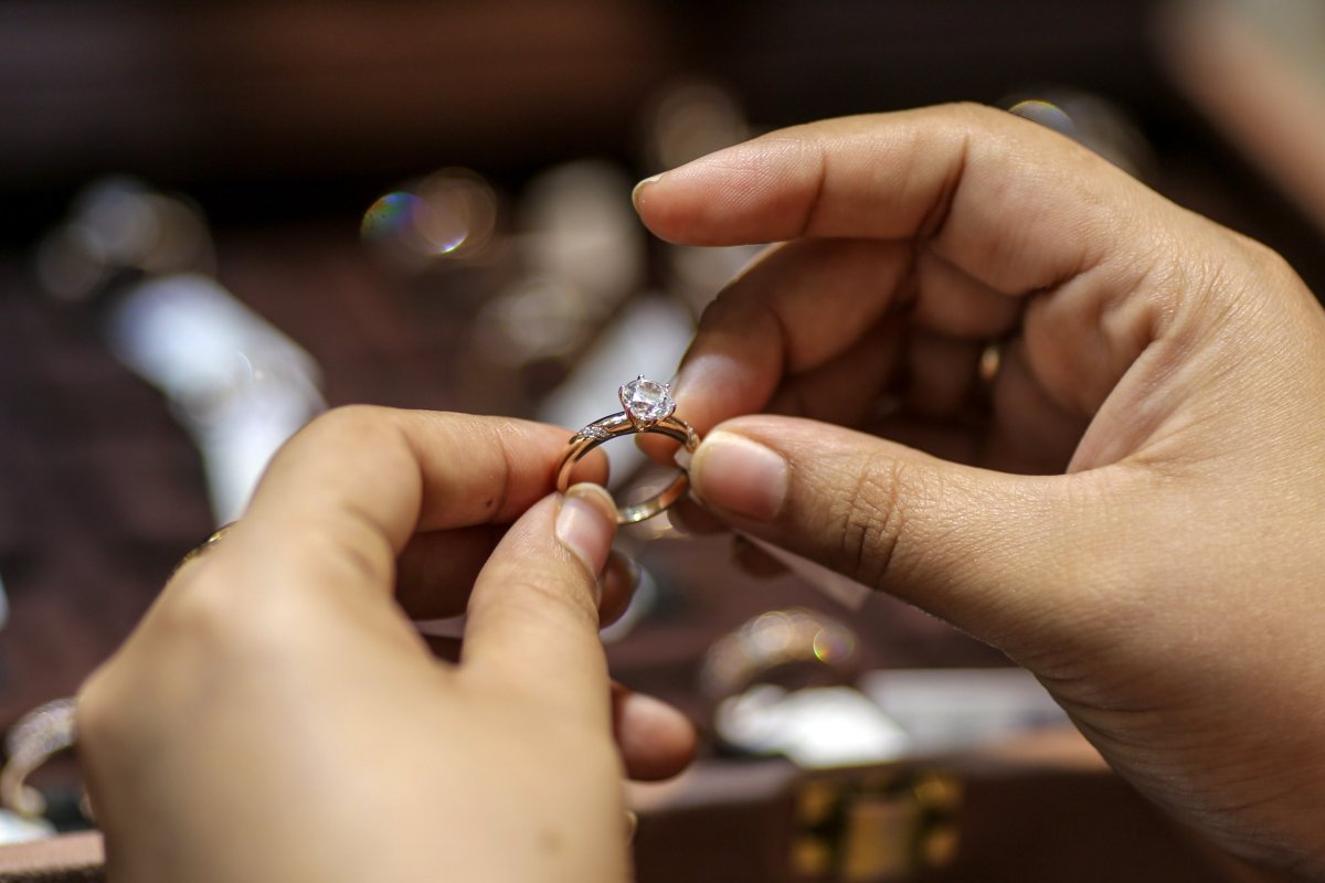 <p>Ad portas de San Valentín y con un precio del oro en US$ 5.000, ¿un anillo es un regalo o una inversión?</p>