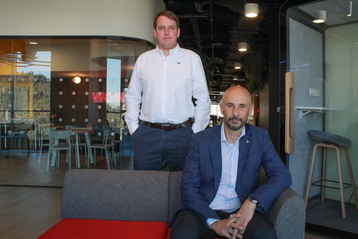 <p>El CEO de Ricoh Latinoamérica, Diego Imperio, junto al general manager para Chile, Patricio Fernández.. Foto: Julio Castro.</p>