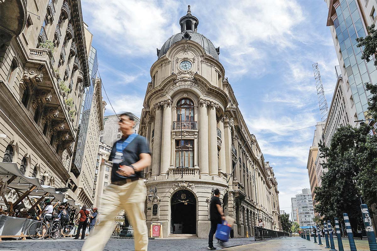 <p>Al mal tiempo, buena cara: las oportunidades de inversión que abrió la mala racha del IPSA esta semana</p>