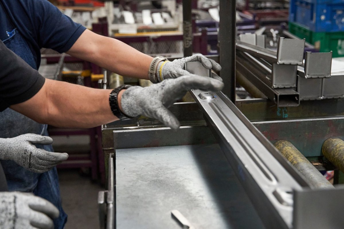 <p>Trabajadores inspeccionan piezas de aluminio en un fabricante de autopartes en San Luis Potosí, en México, uno de los países que podría verse beneficiado. (Foto: Bloomberg)</p>