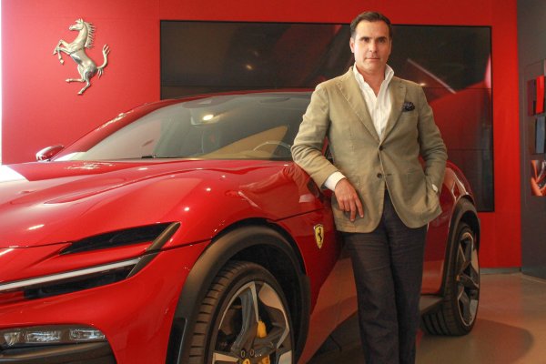 <p>Matías Cáceres, gerente general de Astara Luxury, la representante de Ferrari, Maserati y Bentley en Chile. Foto: Tamara Silva.</p>