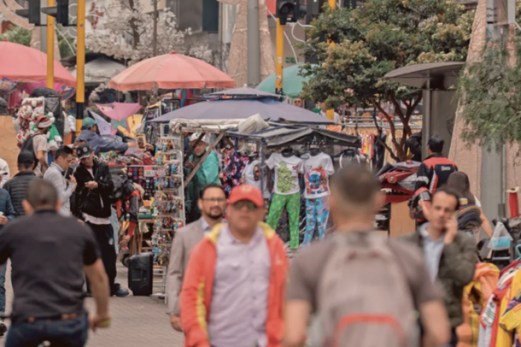 <p>Límite a la inversión extranjera de las AFP en Colombia: gremios alertan impacto en rentabilidad</p>