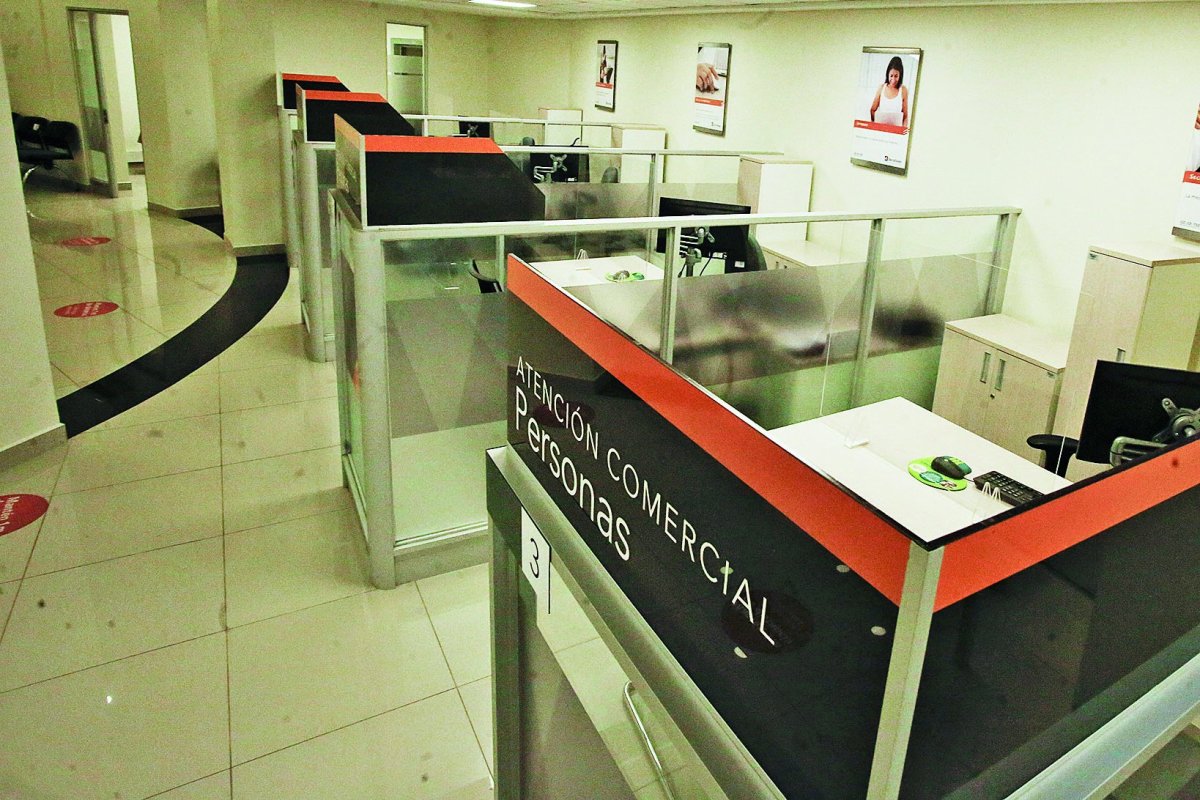 <p>Bancos cerraron 27 sucursales en 2025 y disminuyeron en 738 personas el número de empleados</p>