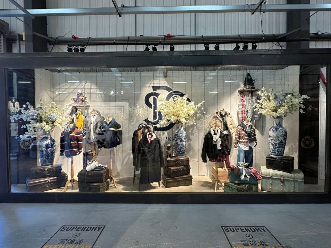 <p>Tango Fabric abrirá 10 locales de Superdry al año en Argentina y prepara expansión regional</p>