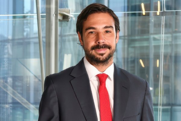 <p>El socio del estudio Puga&Ortiz y exSBIF que arremete en carrera por la presidencia de la CMF</p>