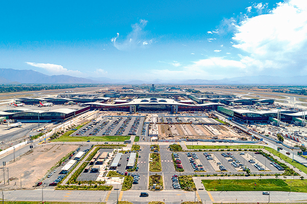 <p>El final feliz ya es oficial: MOP y Nuevo Pudahuel extienden concesión del aeropuerto por tres años e inversionistas franceses bajarán demanda del Ciadi</p>