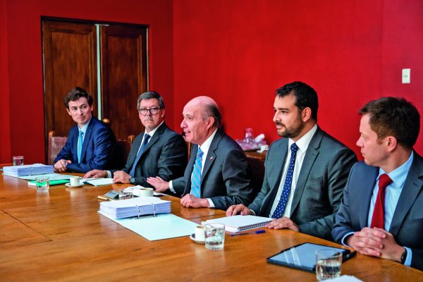 <p>Equipo económico de Kast refuerza hoja de ruta fiscal: meta y ajuste se buscarán desde el día uno tras heredar mayor déficit</p>