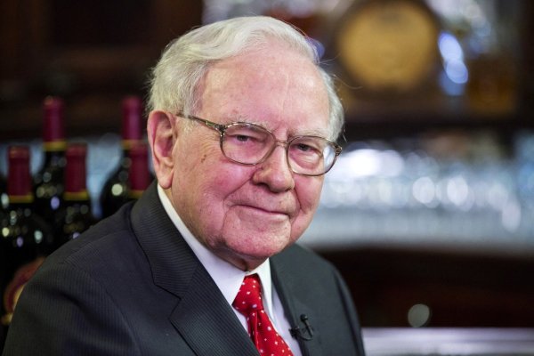 <p>Warren Buffett entra en The New York Times y reduce el peso en Apple y Amazon</p>