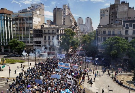Gremios marítimos de Argentina comienzan protesta contra reforma laboral, antes de huelga general del jueves
